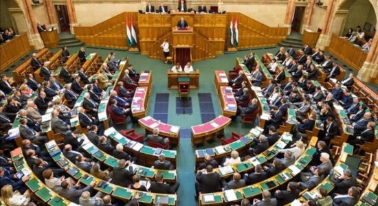 Parlamenti i Hungarisë me projektligj kundërshton anëtarësimin e Ukrainës në BE dhe ndihmat për luftën
