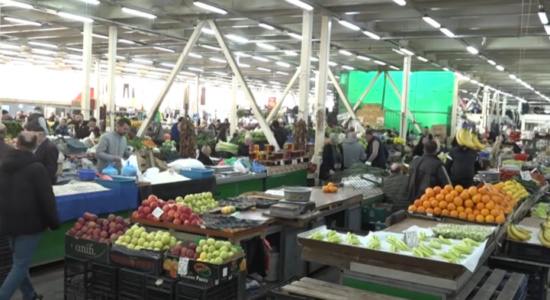 (VIDEO) Qytetarët përgatiten për Bajram, shtohet kërkesa për bakllava