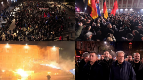 Kryeministria në flakë/ Shpërthejnë fishekzjarrët, protestuesit largohen me vrap, kundërpërgjigjet policia