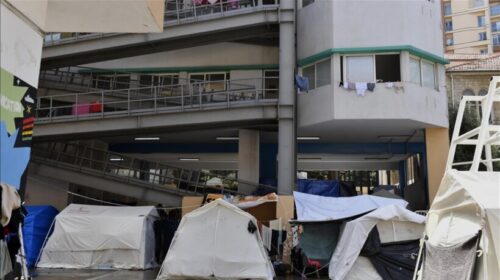 Familjet libaneze të zhvendosura strehohen në një shkollë në Bejrut mes sulmeve të vazhdueshme izraelite