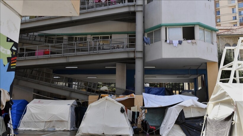 Familjet libaneze të zhvendosura strehohen në një shkollë në Bejrut mes sulmeve të vazhdueshme izraelite
