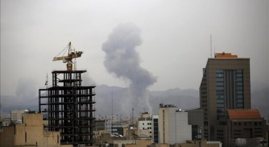 Izraeli nis “valë të gjerë” sulmesh ajrore ndaj Iranit