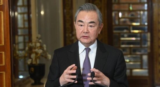 Kina u bën thirrje SHBA-së, Izraelit dhe Iranit të angazhohen në bisedime për paqe në Lindjen e Mesme