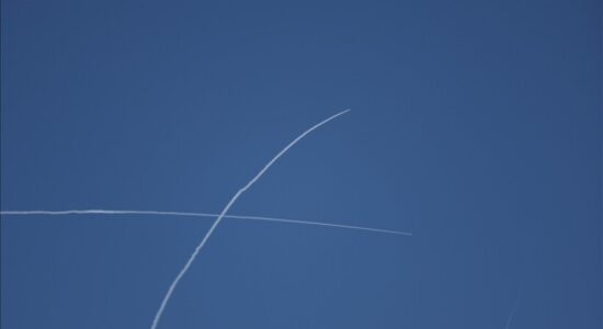 Sirena bien në Izraelin qendror ndërsa Irani nis një breshëri të re raketash