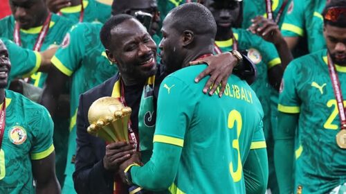 Selektori i Senegalit dorëzon në ushtri trofeun e Kupës së Afrikës