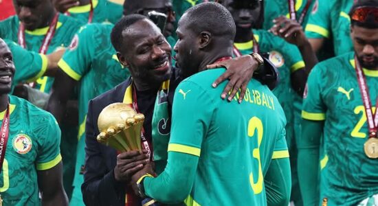 Selektori i Senegalit dorëzon në ushtri trofeun e Kupës së Afrikës