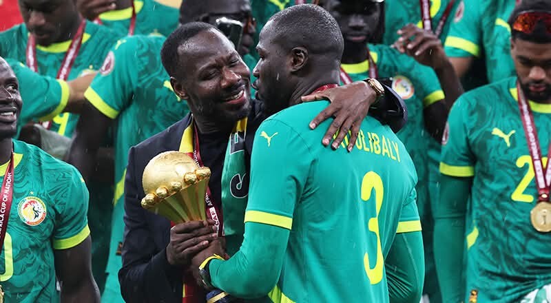 Selektori i Senegalit dorëzon në ushtri trofeun e Kupës së Afrikës