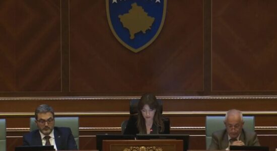 Nis seanca për presidentin – VV ka vetëm 64 deputetë në sallë