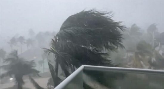 Stuhitë në Hawaii shkaktojnë dëme prej 1 miliard dollarësh pas përmbytjeve të mëdha