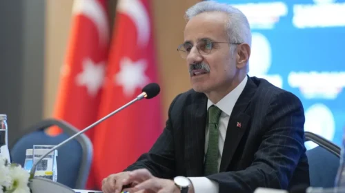 Ministri i transportit: Një tanker nafte, i operuar nga Turqia, u sulmua pranë Istanbulit