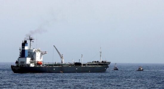 Rriten tensionet në Gjirin Persik, tankeri i naftës kuvajtiane shënjestrohet nga një sulm iranian në portin e Dubait