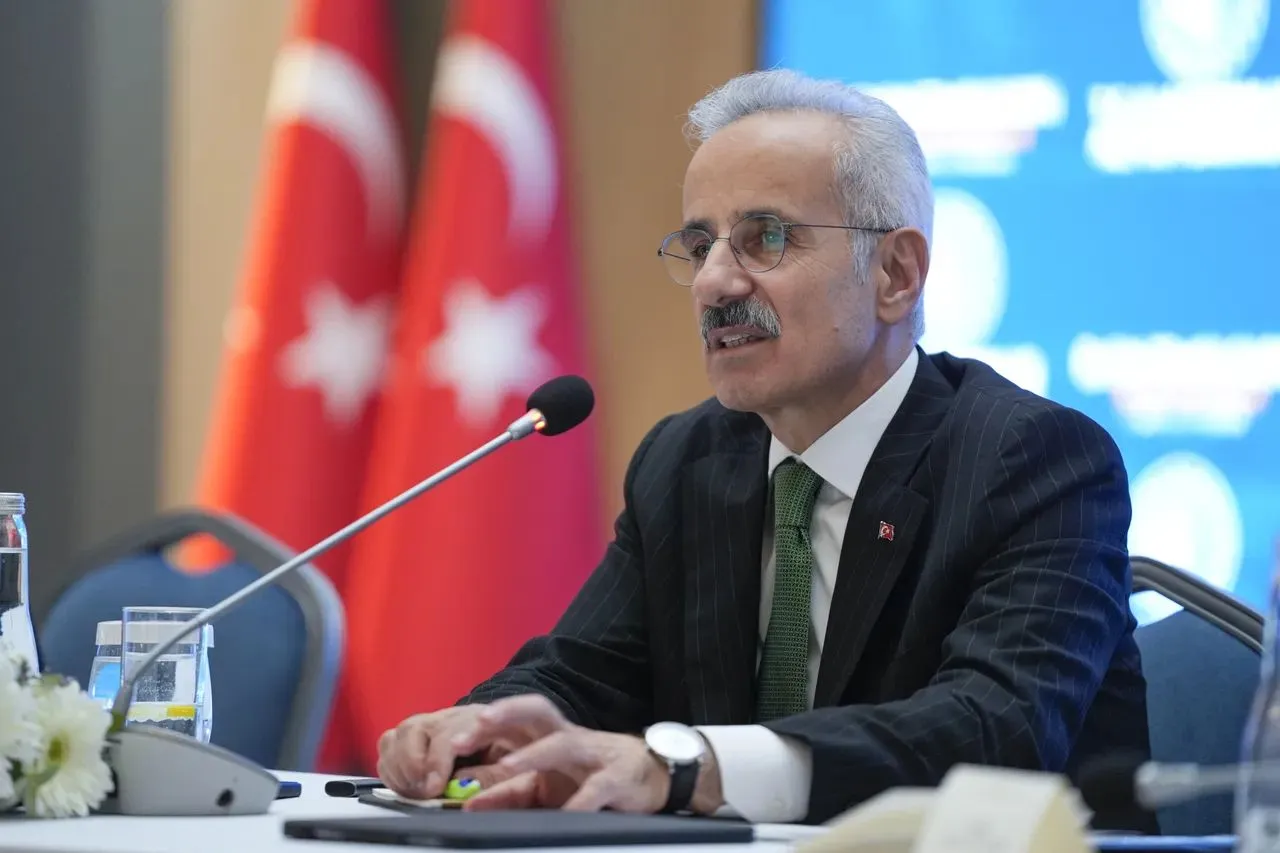 Ministri i transportit: Një tanker nafte, i operuar nga Turqia, u sulmua pranë Istanbulit