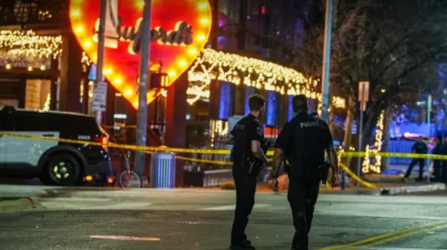 Tre të vrarë dhe 14 të plagosur nga të shtënat në Teksas