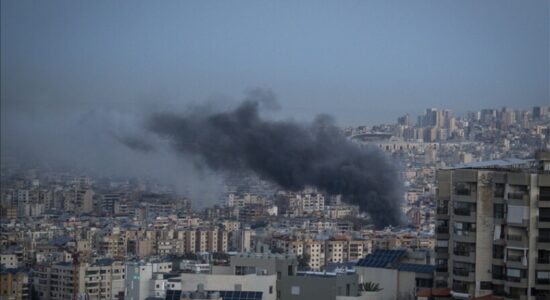 Izraeli thotë se ka nisur 26 valë sulmesh ajrore në periferitë jugore të Bejrutit që nga e hëna