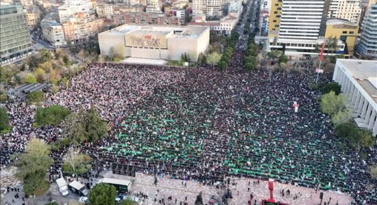 Besimtarët muslimanë në vendet e rajonit falim namazin e Fitër Bajramit