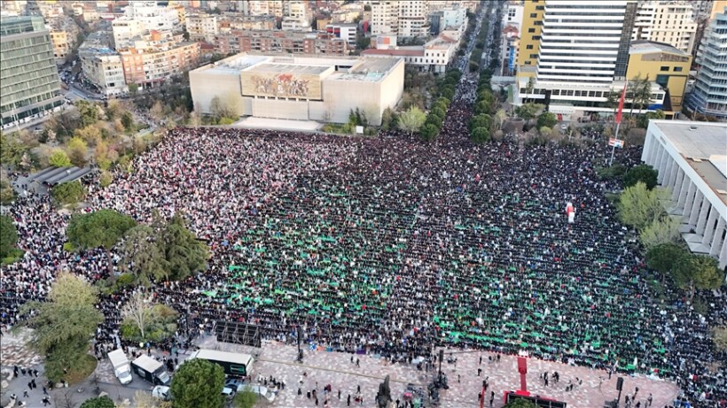 Besimtarët muslimanë në vendet e rajonit falin namazin e Fitër Bajramit