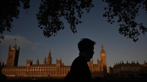 Britania ofron pagesa deri në 55.000 dollarë për largimin e familjeve me azil të refuzuar