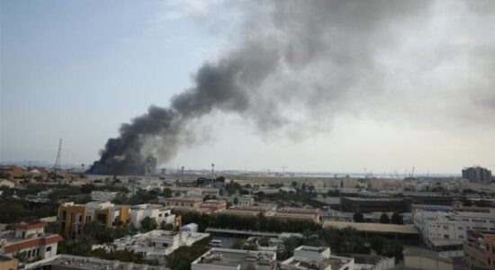 Zjarr në rafinerinë Bapco në Bahrein pas një sulmi me raketë nga Irani