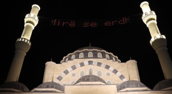 Besimtarët muslimanë të vendeve të rajonit shënojnë Natën e Kadrit