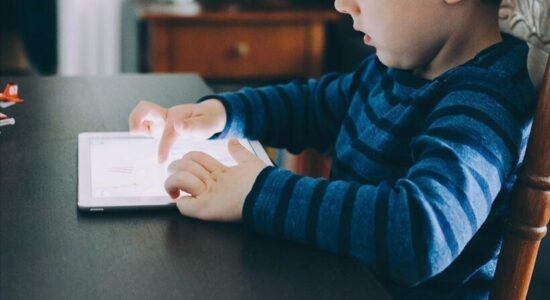 Austria ndalon rrjetet sociale për fëmijët nën 14-vjeç