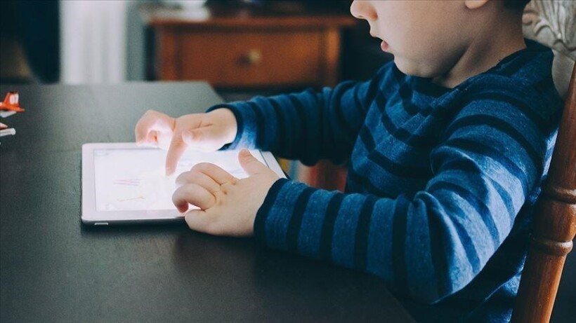 Austria ndalon rrjetet sociale për fëmijët nën 14-vjeç