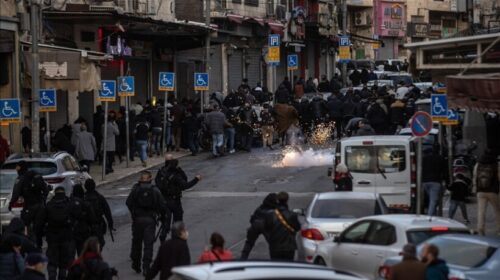 Forcat izraelite ndërhyjnë teksa palestinezët përpiqeshin të arrinin në Al-Aksa për faljet e Fitër Bajramit