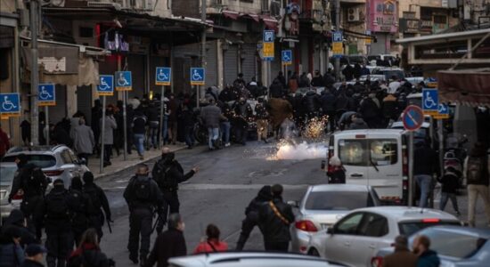 Forcat izraelite ndërhyjnë teksa palestinezët përpiqeshin të arrinin në Al-Aksa për faljet e Fitër Bajramit