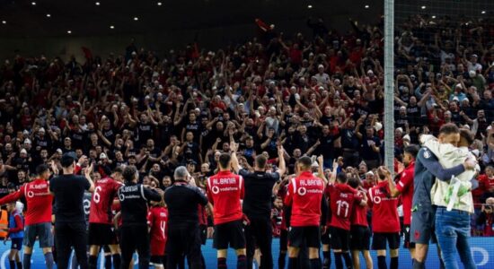 3 mijë “zemra” kuqezi në Varshavë, “avullojnë” të gjithë biletat në dispozicion të Shqipërisë