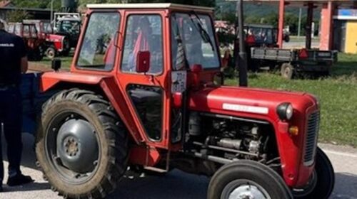 Arrestohet 18-vjeçarja, drejtonte traktorin pa patentë shoferi