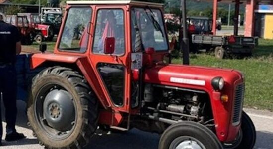 Arrestohet 18-vjeçarja, drejtonte traktorin pa patentë shoferi