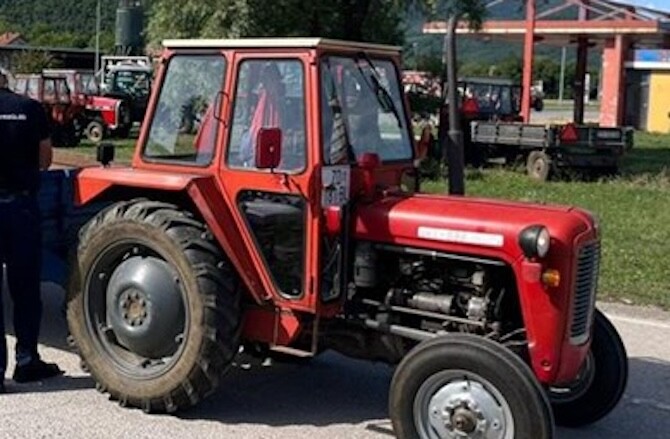 Arrestohet 18-vjeçarja, drejtonte traktorin pa patentë shoferi