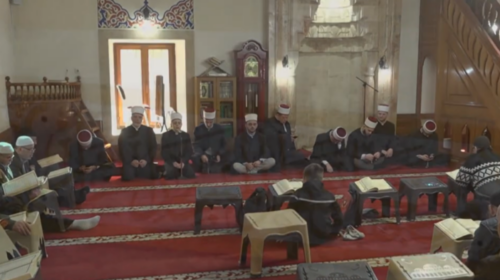 (VIDEO) 10 hafëzë të rinj për çdo ditë në xhaminë e Duqanxhikut lexojnë vargje Kurani