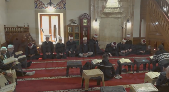 (VIDEO) 10 hafëzë të rinj për çdo ditë në xhaminë e Duqanxhikut lexojnë vargje Kurani