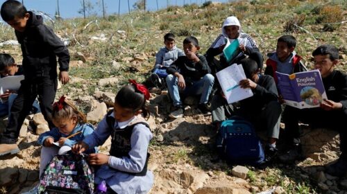 Nxënësit në Bregun Perëndimor zhvillojnë mësimin në rrugë për shkak të mbylljes së rrugës nga izraelitët