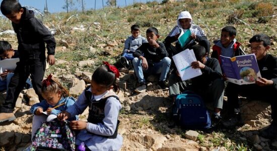 Nxënësit në Bregun Perëndimor zhvillojnë mësimin në rrugë për shkak të mbylljes së rrugës nga izraelitët