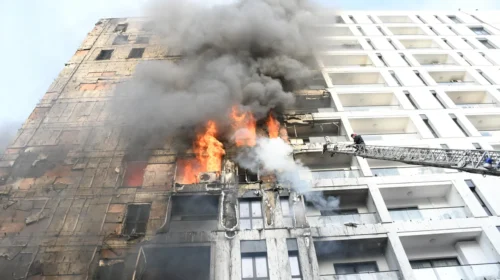 Përfshihet nga flakët një pallat në Tiranë, evakuohen banorët