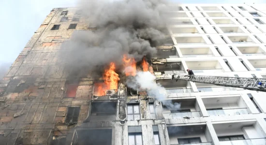 Përfshihet nga flakët një pallat në Tiranë, evakuohen banorët