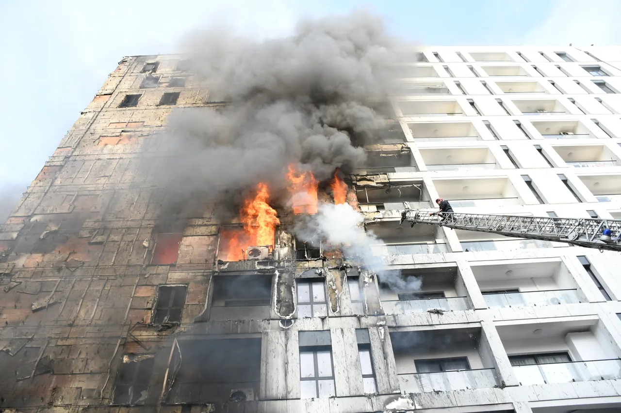 Përfshihet nga flakët një pallat në Tiranë  evakuohen banorët