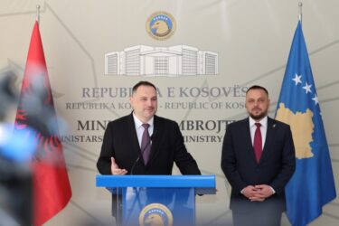 Ministri i Mbrojtjes i Shqipërisë, Ermal Nufi me homologun e tij kosovar, Ejup Maqedonci. Foto nga profili i Maqedoncit në Facebook