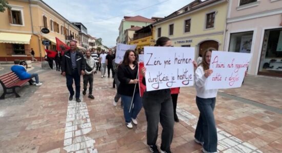 Marshim sensibilizues në Shkodër për mbështetjen e studentëve shqiptarë në RMV për provimin e jurisprudencës
