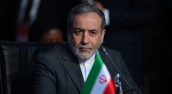 Ministri i Jashtëm iranian mbërrin në Islamabad përpara bisedimeve të mundshme me SHBA-në