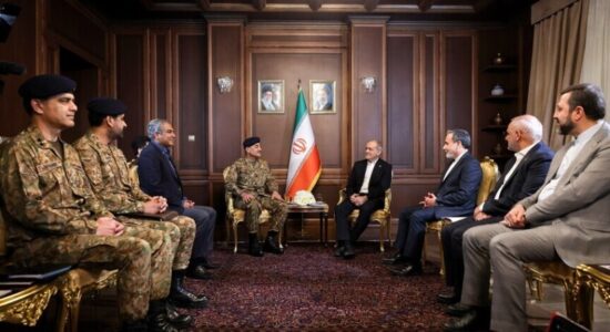 Pakistani pret “zhvillim pozitiv së shpejti” mbi Ngushticën e Hormuzit pas telefonatës së shefit të ushtrisë me Trumpin