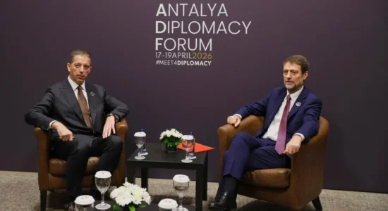 Hoxha-Gjuriq me “qëndrime thelbësisht të ndryshme për Kosovën”, Shqipëria hap konsullatë në Bujanoc