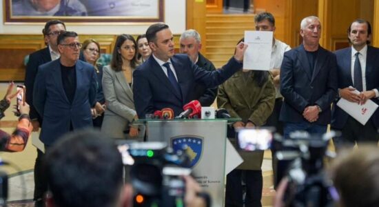 Lumir Abdixhiku tregon 15 nënshkrimet e LDK-së për Vjosa Osmanin