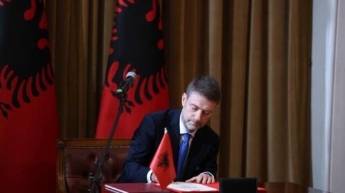 Hoxha u përgjigjet akuzave: Politika e jashtme nuk bëhet me WhatsApp, shqiptarët në RMV janë faktor shtetformues