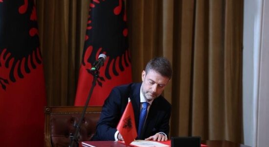 Hoxha u përgjigjet akuzave: Politika e jashtme nuk bëhet me WhatsApp, shqiptarët në RMV janë faktor shtetformues