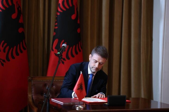 Hoxha u përgjigjet akuzave: Politika e jashtme nuk bëhet me WhatsApp, shqiptarët në RMV janë faktor shtetformues