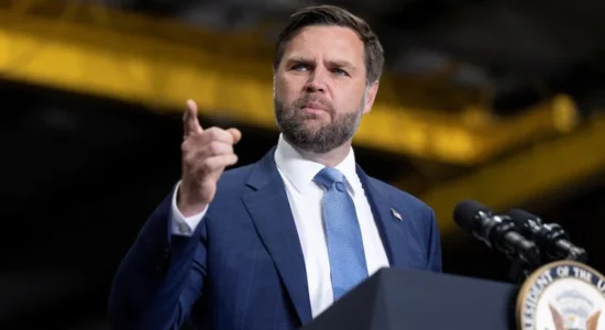 JD Vance mburret se ka pezulluar ndihmat për Ukrainën