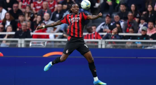 Dy gjigantët anglezë kontaktojnë Milanin për transferimin e Leaos