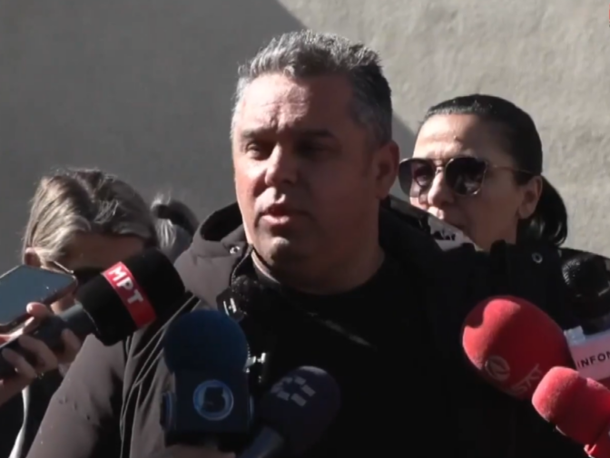 (VIDEO) Tragjedia në Koçan: Familjarët kërkojnë gjetjet e obduksionit të viktimave